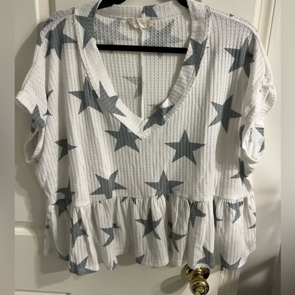 Altar’d State Women’s Stars Short Sleeve Shirt Size Small Gray
